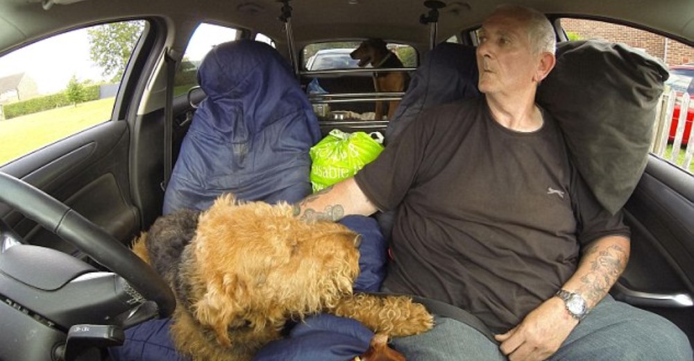 Padece de cáncer agresivo y es obligado a vivir con sus 3 perros en su auto –»No puedo dejarlos»