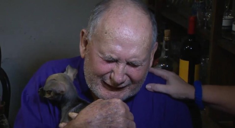 pareja-de-ancianos-recibe-perro-de-regalo1