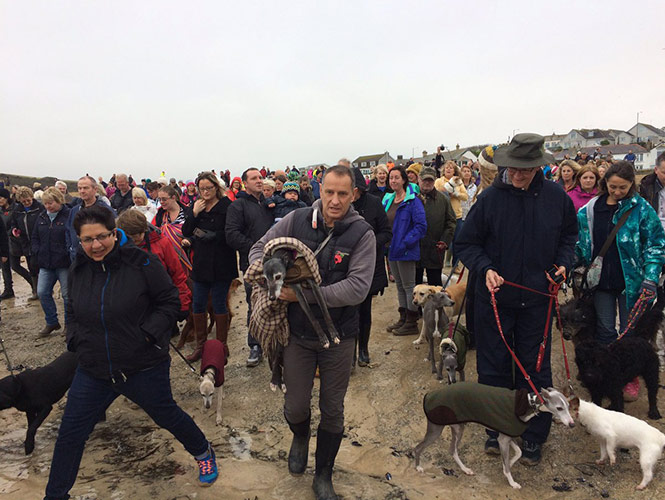 cientos-de-personas-acompanan-a-perro-ultimo-paseo2