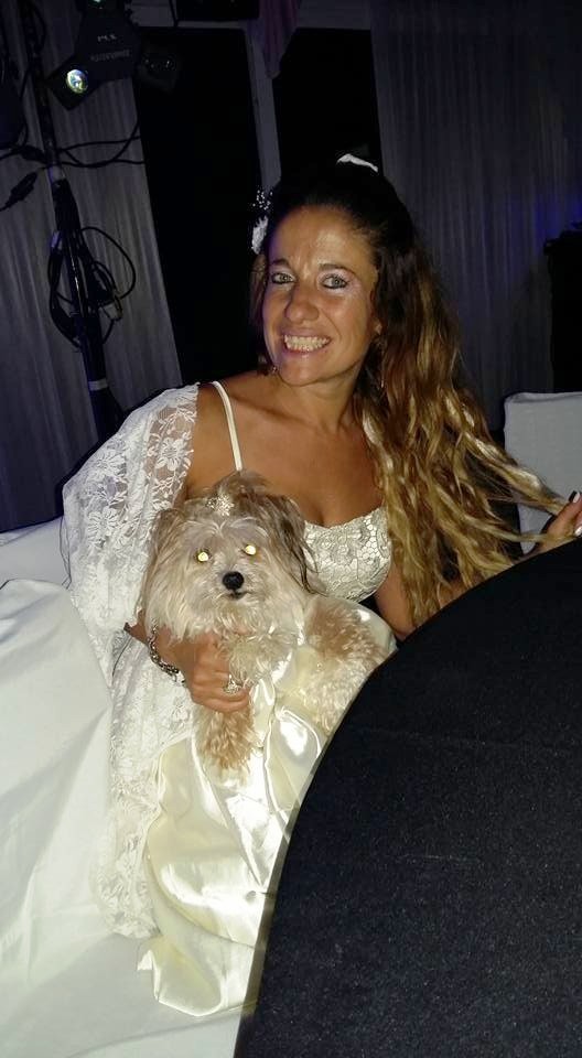 novia-en-el-altar-celebra-con-su-perrita-2