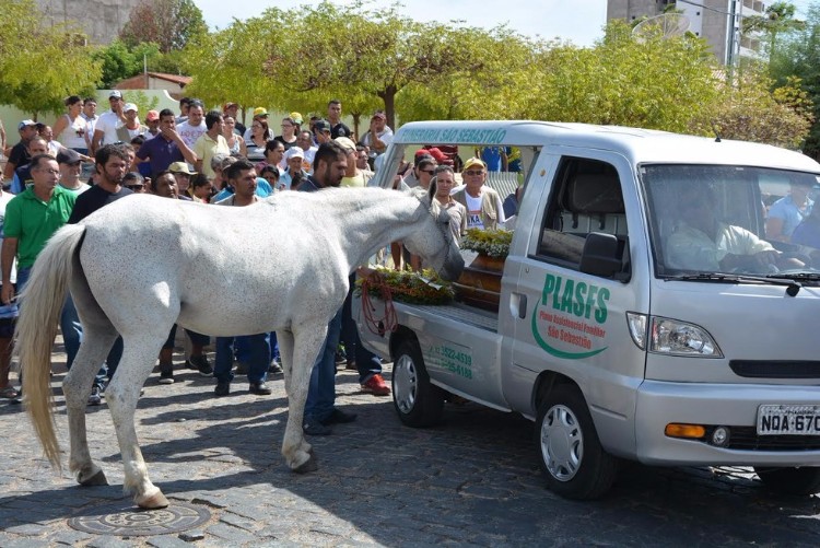 sereno-caballo-llora-funeral-brasil-02