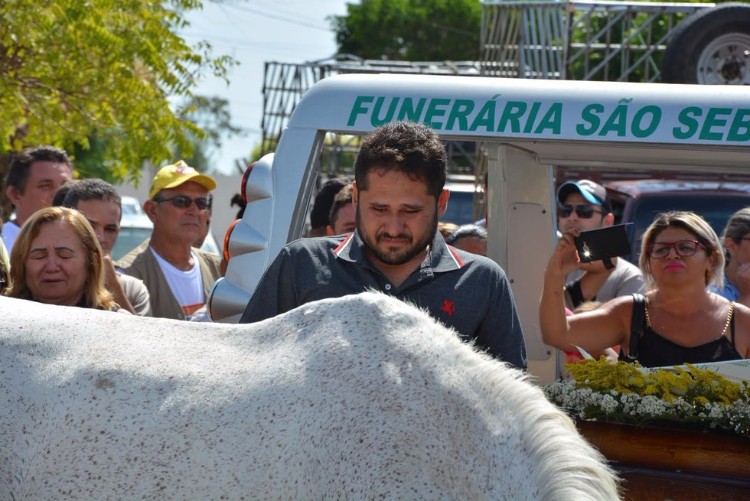 sereno-caballo-llora-funeral-brasil-04