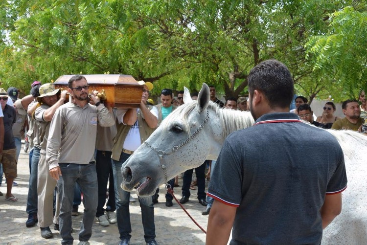 sereno-caballo-llora-funeral-brasil-06