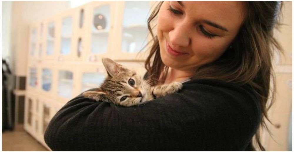 Emma estaba tan feliz de adoptar a un gatito con necesidades especiales, que no podía dormir