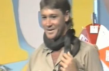 recuerdo de steve irwin cuando era joven mordido por una piton en plena entrevista bitten snake live