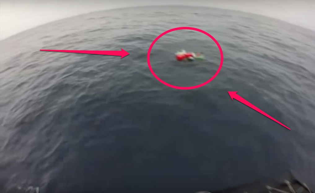 Este equipo marino antidrogas se llevó una gran sorpresa con un paquete misterioso en alta mar Este equipo marino antidrogas se llevó una gran sorpresa con un paquete misterioso en alta mar