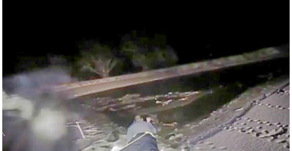 Un oficial de policía arriesga su vida por salvar a un perrito del hielo en Nueva Jersey Un oficial de policía arriesga su vida por salvar a un perrito del hielo en Nueva Jersey