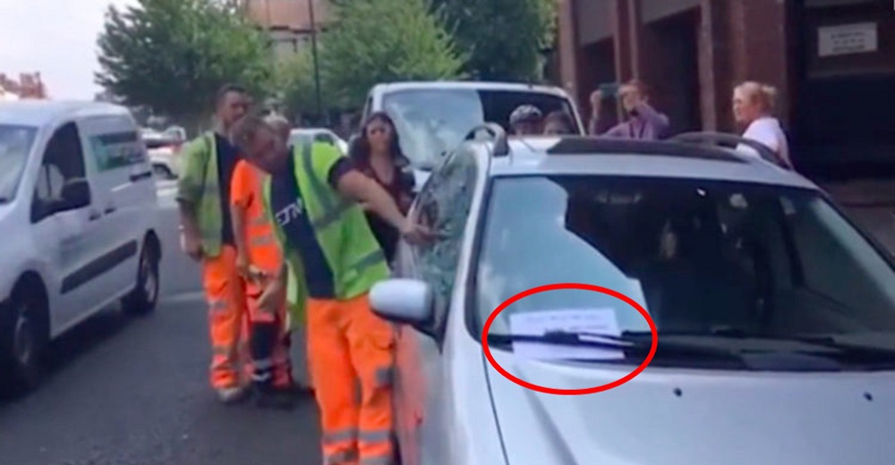 Desobedece al policía y destroza una ventana luchando por salvar a 3 perros de un auto caliente