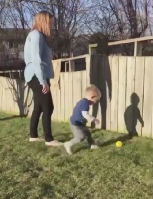 Niño y Perro jugando