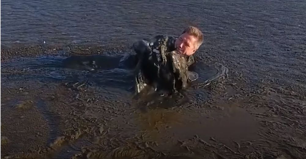 Estaba atascada en medio del fango y su vida peligraba, pero él arriesgó la suya para salvarla Estaba atascada en medio del fango y su vida peligraba, pero él arriesgó la suya para salvarla