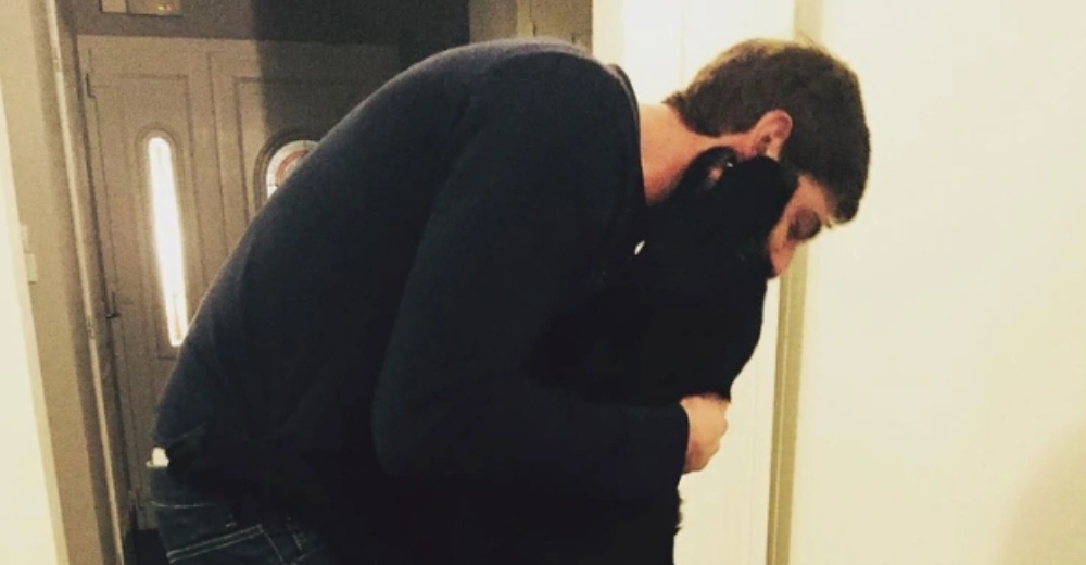 La conmovedora imagen de la perrita de Emiliano Sala dándole el último adiós a su fiel amigo La conmovedora imagen de la perrita de Emiliano Sala dándole el último adiós a su fiel amigo