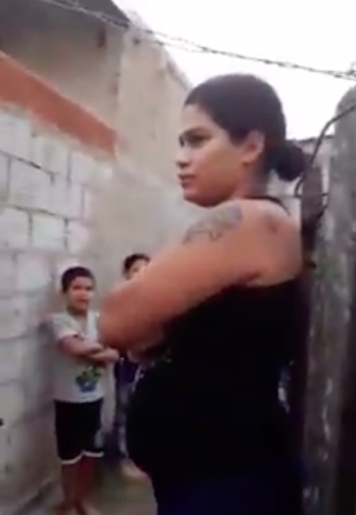 Mujer policía salva perro