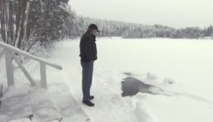 Hombre afortunado recibe todos los días la visita de su «amiga» que emerge de la nieve