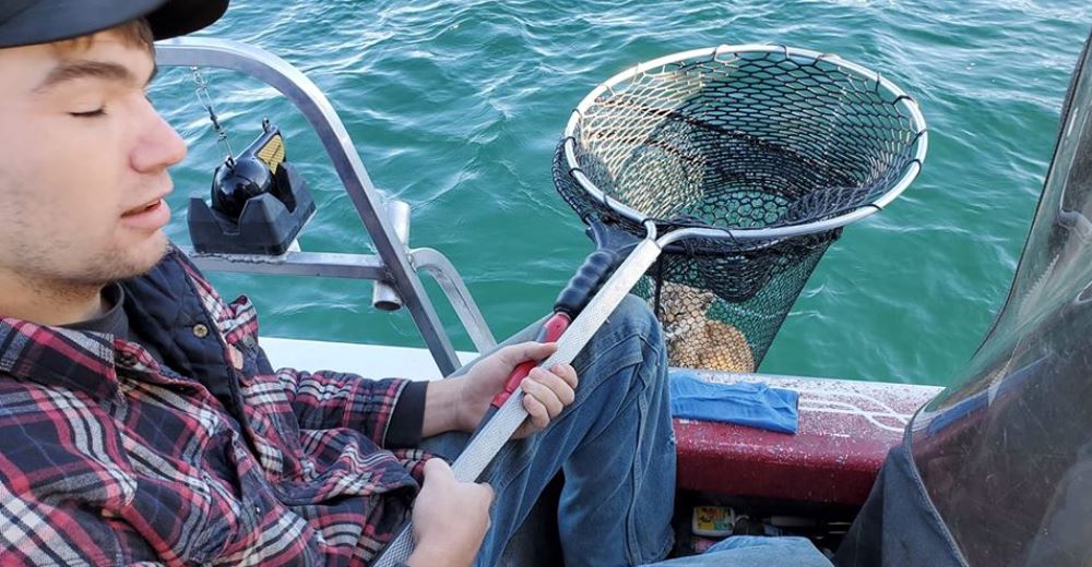 Pescador queda realmente incrédulo tras hacer una captura adorablemente inesperada con su red