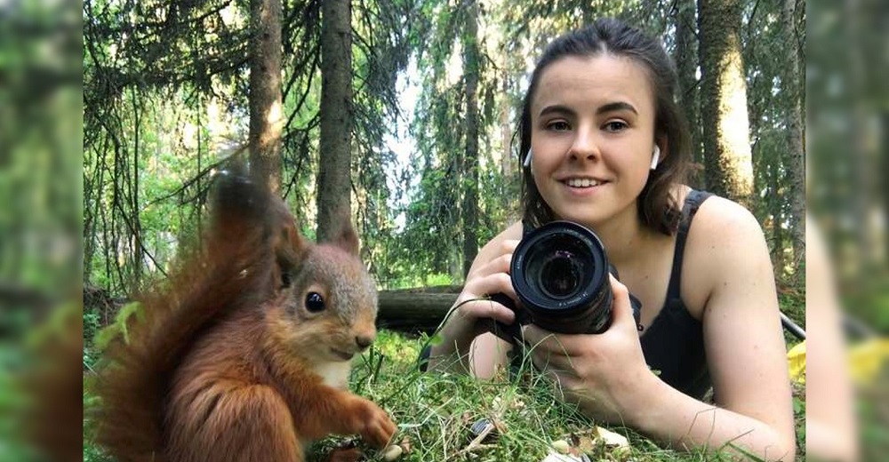 Una mujer solo quería tomar fotos a unas ardillas huérfanas pero se convirtió en su madre