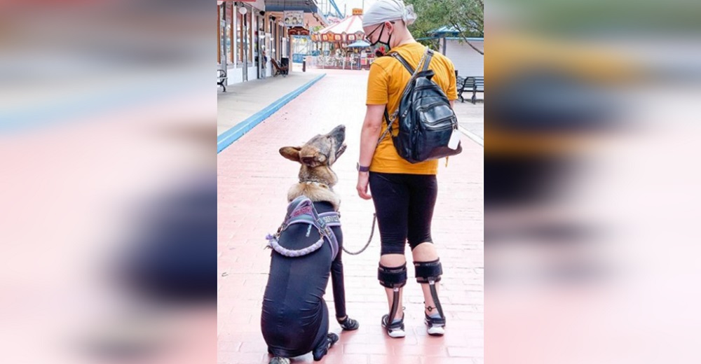 Captan a una perrita con un traje especial junto a su dueña con cáncer antes de ir al hospital