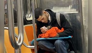 Un hombre es captado en el metro alimentando con un biberón a un indefenso gatito