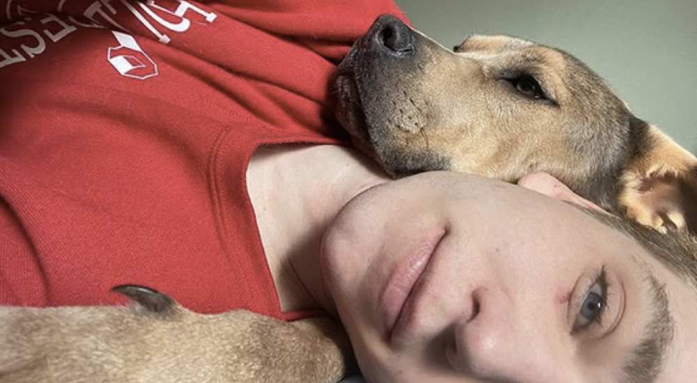 Nada calmaba a este perrito traumatizado hasta que este adolescente actuó en su habitación