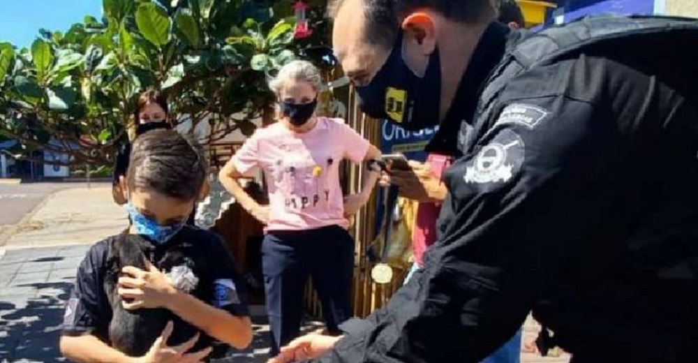 Un policía intercepta al niño que fue captado metiendo en su hogar perritos callejeros Un policía intercepta al niño que fue captado metiendo en su hogar perritos callejeros