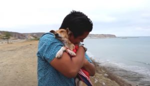 Le da un beso a la perrita que intentó salvar antes de que cerrara sus ojos para siempre