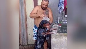 Señalan al hombre que fue grabado bañando a su sumisa perrita en una postura extraña
