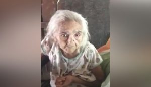 Una abuelita de 102 años suplica que le regresen a su lorito decomisado por la Policía