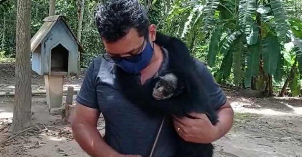 Le agradece con un abrazo al hombre que lo rescató tras 20 años viviendo triste y encerrado