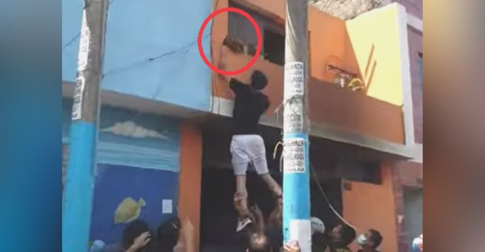Arriesga su vida para rescatar a un perrito a punto de morir en un devastador incendio Arriesga su vida para rescatar a un perrito a punto de morir en un devastador incendio