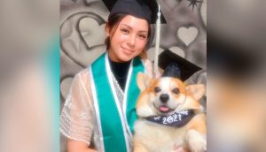 Estudiante posa con su perro en una emotiva foto de graduación, él la ayudó a alcanzar la meta 