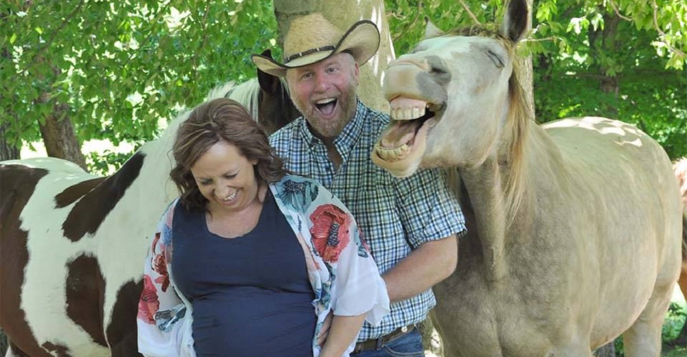 Caballo se roba el show en la sesión de fotos de maternidad de una pareja