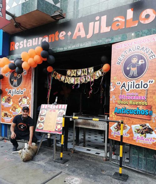 Dueño restaurante prepara comida gratis para perros callejeros