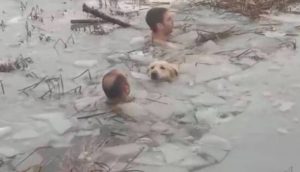 Dos policías salvan la vida de un perro que estaba a punto de ahogarse en un lago helado