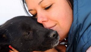 Madre pone a salvo a sus hijos y regresa a Ucrania para cuidar a los perritos necesitados