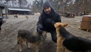 Periodista conmueve al mundo mostrando la realidad de las perritos abandonados en Ucrania