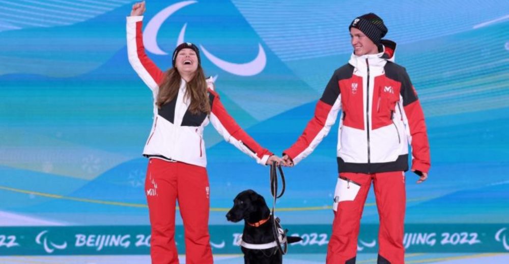 Perro guía le devuelve las ganas de vivir a su dueña invidente y triunfan en las olimpiadas 2022