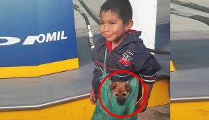 Captan a un humilde niño llevando a su perrito del modo más adorable a pesar de las adversidades