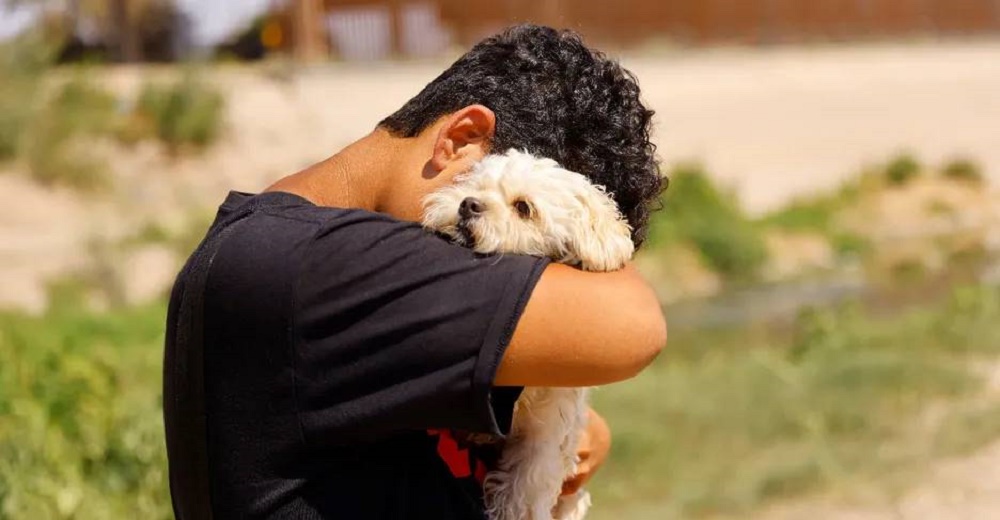 Las lágrimas de dolor de un migrante al tener que despedirse de su perrita para siempre