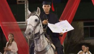 Joven llega a su graduación en el caballo que lo llevaba todos los días al colegio