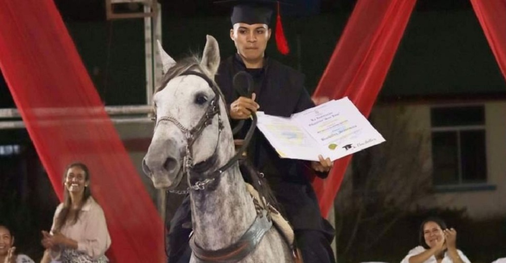Joven llega a su graduación en el caballo que lo llevaba todos los días al colegio